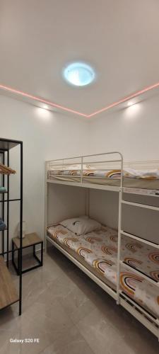 - 2 lits superposés dans une chambre avec plafond dans l'établissement Cannes centre 4 personnes, à Cannes