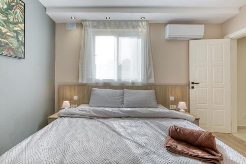 スリーマにあるLuxury Sliema Stay with Sea Views-Apt14の大きなベッドと窓のある寝室