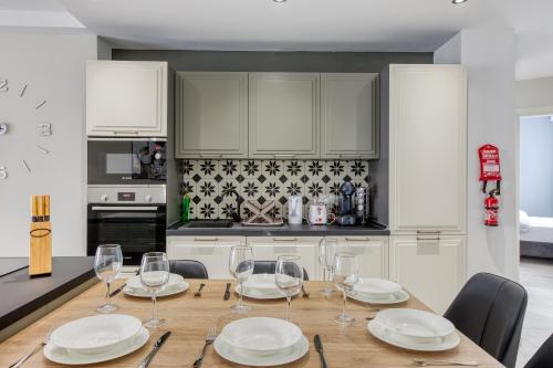 Luxury Sliema Stay with Sea Views-Apt14にあるキッチンまたは簡易キッチン