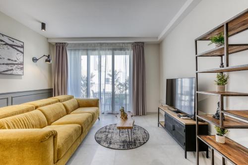 Luxury Sliema Stay with Sea Views-Apt14にあるテレビまたはエンターテインメントセンター