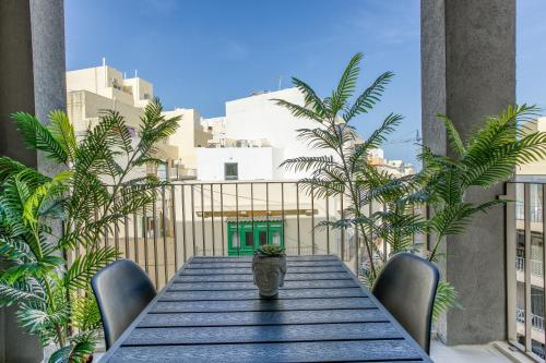 Luxury Sliema Stay with Sea Views-Apt14にあるバルコニーまたはテラス