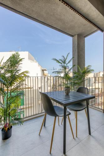 Luxury Sliema Stay with Sea Views-Apt14にあるバルコニーまたはテラス