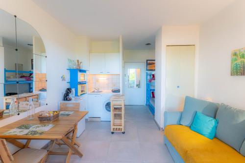 una sala de estar con un sofá y una mesa en Sanary Bandol plein SUD, en Sanary-sur-Mer