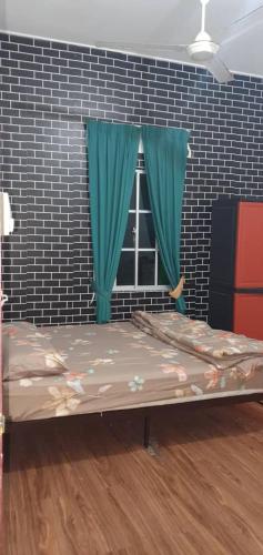 a bed in a room with a window at Seri Tempurung Homestay in Cukai