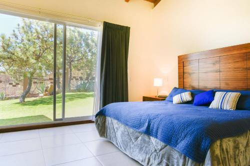 une chambre avec un lit et une grande fenêtre dans l'établissement Casa Hacienda La Herradura Zapopan, à Santa Cruz del Astillero