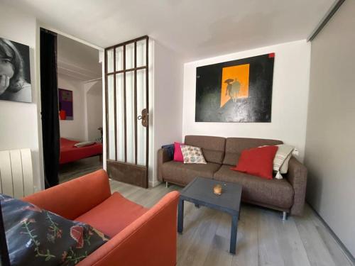 un salon avec un canapé et une table dans l'établissement Studio proche de la mer, à Marseille