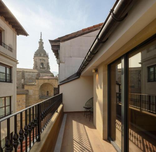 un balcon avec vue sur un immeuble dans l'établissement GOIEN BOUTIQUE HOTEL, à Bilbao