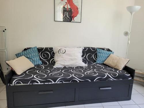 un canapé avec des coussins dessus dans un salon dans l'établissement Studio Buffon, à Avignon