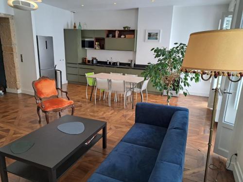 un salon avec un canapé bleu et une table dans l'établissement Appartement de caractère 6 pers - hyper centre de Lyon, à Lyon