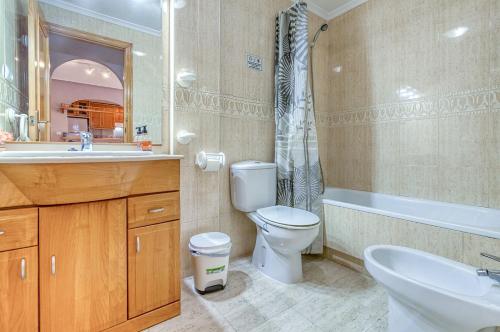 a bathroom with a toilet and a sink and a shower at Lux de Novamar en Gran Alacant in Puerto Marino