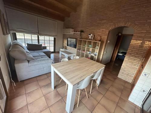 a living room with a table and a couch at Ca l’Avi Forner in Llobera