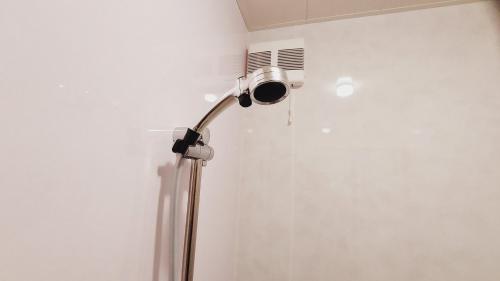 a light in a room with a white wall at 日向サーフキャンプ210 in Hyuga