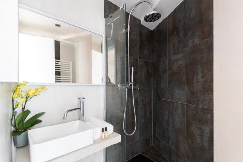 une salle de bain avec douche et lavabo dans l'établissement GuestReady - Stunning Apt near Champs Elysées, à Paris