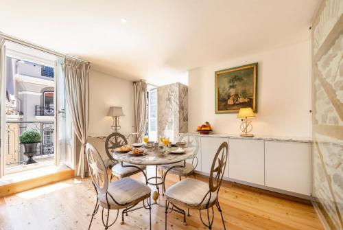Un comedor con mesa y sillas en GuestReady - Áurea Art apartment, en Lisboa