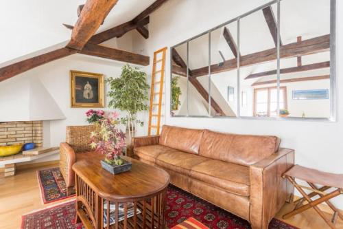un salon avec un canapé en cuir et une table dans l'établissement GuestReady - Appartement climatisé rue Cambon, à Paris