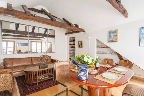 un salon avec une table et un canapé dans l'établissement GuestReady - Appartement climatisé rue Cambon, à Paris