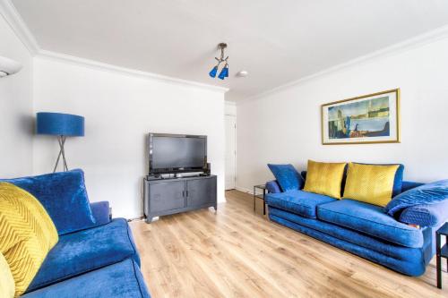 TV a/nebo společenská místnost v ubytování GuestReady - Stylish Apt w/ Parking near Edinburgh