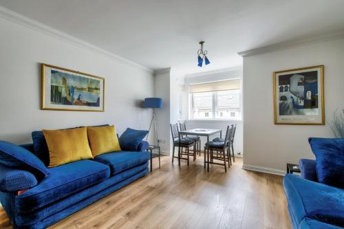 Posezení v ubytování GuestReady - Stylish Apt w/ Parking near Edinburgh