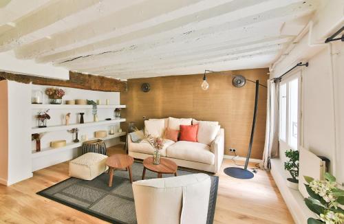 un salon avec un canapé et une table dans l'établissement GuestReady - Apt de charme - Jardin des Tuileries, à Paris