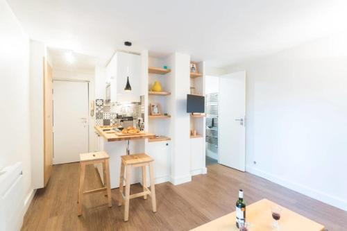 - une cuisine avec une table et un bureau dans la chambre dans l'établissement GuestReady-Designer Studio for 2, close to Louvre!, à Paris