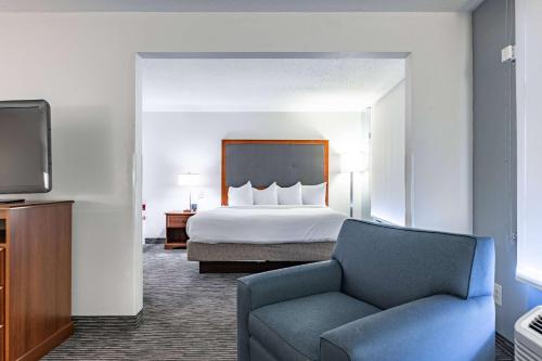 En eller flere senge i et værelse på Wingate by Wyndham Parkersburg - Vienna