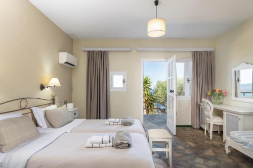 Ένα ή περισσότερα κρεβάτια σε δωμάτιο στο Adrakos Apartments (Adults Only)