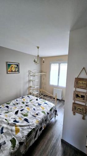 une chambre avec un lit avec une couette dessus dans l'établissement Maison calme entre terre et mer, à Saint-Romain-de-Benet