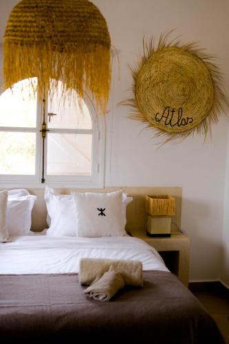 Una cama o camas en una habitación de Villa Soun dans la campagne d'ESSAOUIRA