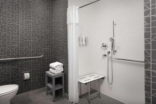 Ett badrum på Homewood Suites by Hilton San Antonio Riverwalk/Downtown