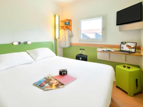 Postel nebo postele na pokoji v ubytování ibis budget Clermont Ferrand Sud