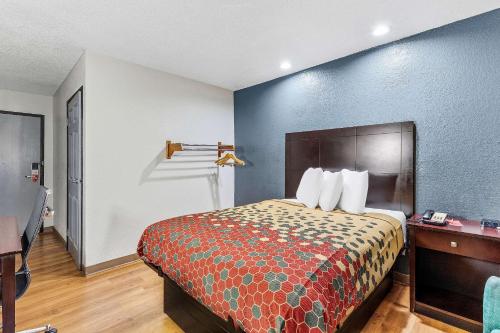 a hotel room with a bed and a desk at Econo Lodge Akron Copley Northwest in Montrose