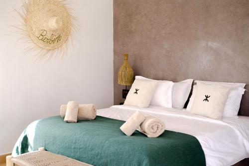 Una cama o camas en una habitación de Villa Soun dans la campagne d'ESSAOUIRA