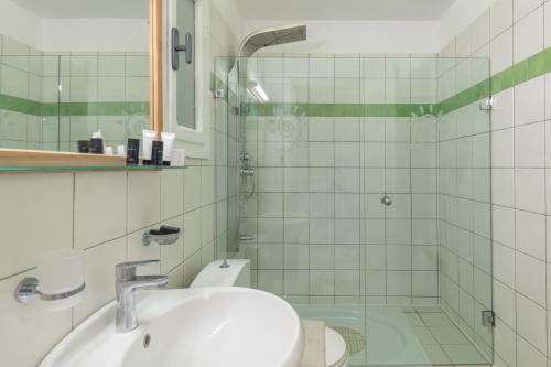 Ένα μπάνιο στο Adrakos Apartments (Adults Only)