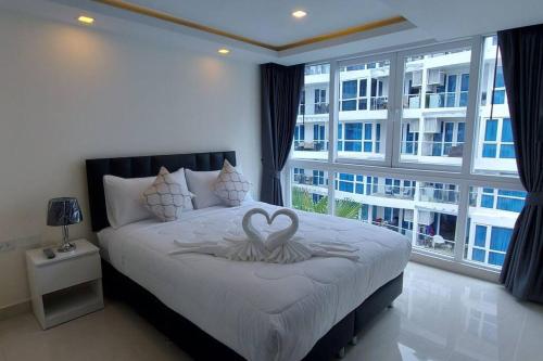 En eller flere senge i et værelse på Grand Avenue Pattaya - 2 b - 2 baths, Pool View, 60sqm
