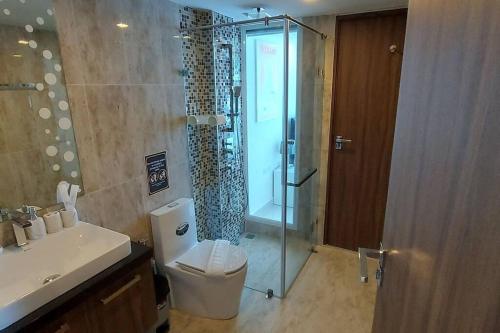 Et badeværelse på Grand Avenue Pattaya - 2 b - 2 baths, Pool View, 60sqm
