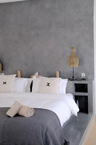 Una cama o camas en una habitación de Villa Soun dans la campagne d'ESSAOUIRA