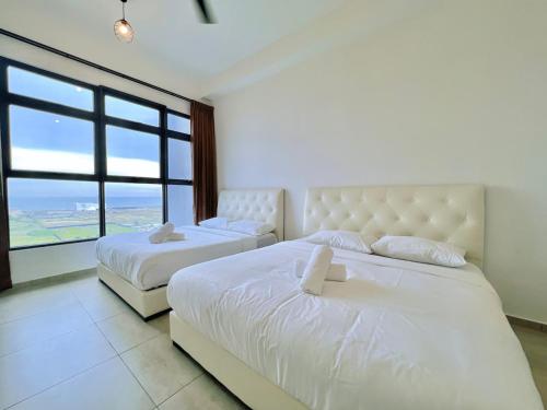 マラッカにあるAtlantis Residences Melakaのベッドルーム1室(ベッド2台、大きな窓付)