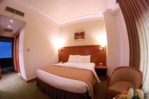 Postel nebo postele na pokoji v ubytování Sadeen Amman Hotel