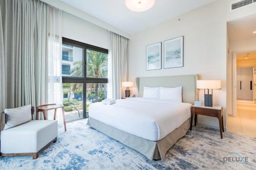 Postel nebo postele na pokoji v ubytování Seafront 4BR Apartment with Assistant Room in The Address Fujairah Residences Block B, Fujairah by Deluxe Holiday Homes