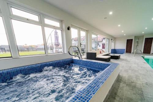 Fotografie z fotogalerie ubytování 10 Bed Villa Sleeps 27 -Pool & Hot tub -Wood fire v destinaci Căpîlniţa