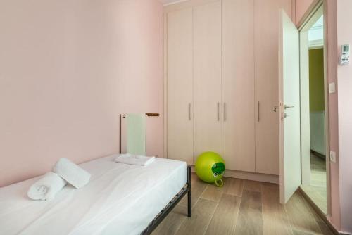 a bedroom with a bed and a green ball on the floor at Bohemian City Home near Centre in Thérissos