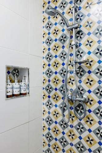 a shower in a bathroom with a tiled wall at Acogedor apartamento en Santa Fe in Santa Fe