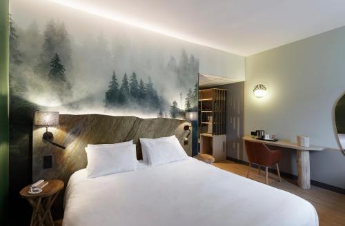 Ένα ή περισσότερα κρεβάτια σε δωμάτιο στο Hôtel Mercure Saint-Nectaire Spa & Bien-être