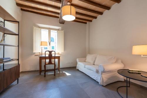 a living room with a couch and a table at Albergo Diffuso Borgo Santo in Asciano