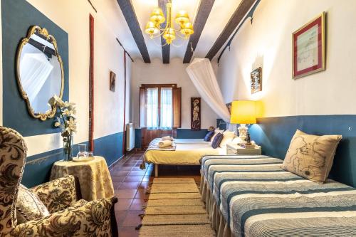 a room with two beds and a mirror at Peregrinando, pensión con encanto in Navarrete