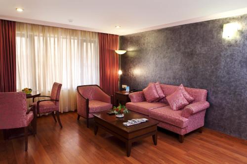 a living room with a couch and chairs and a table at Le Lac Sarovar Portico- Ranchi in Rānchī