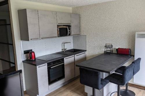 Il comprend une petite cuisine avec un évier et un comptoir. dans l'établissement Location appartement montagne, à Châtel