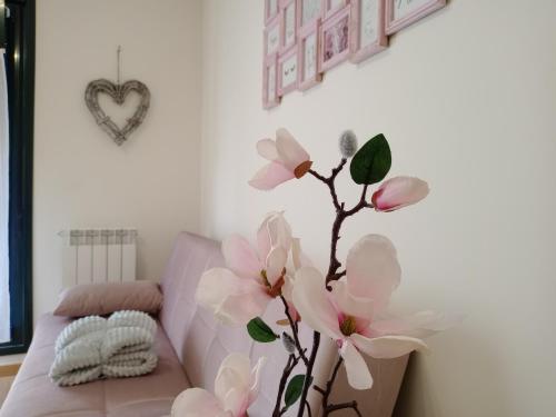 a flower mural on a wall next to a couch at El Olmo in Lerma
