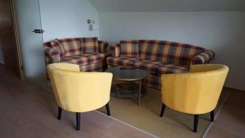 a living room with a couch and two chairs and a table at Ferienwohnung SeeTraum Hallstatt in Hallstatt
