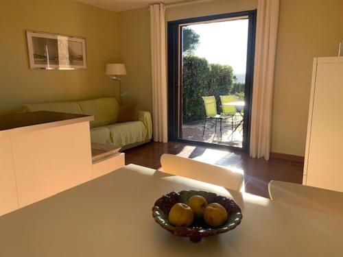 un salon avec un bol de fruits sur une table dans l'établissement Vert Luisant, aux Issambres
